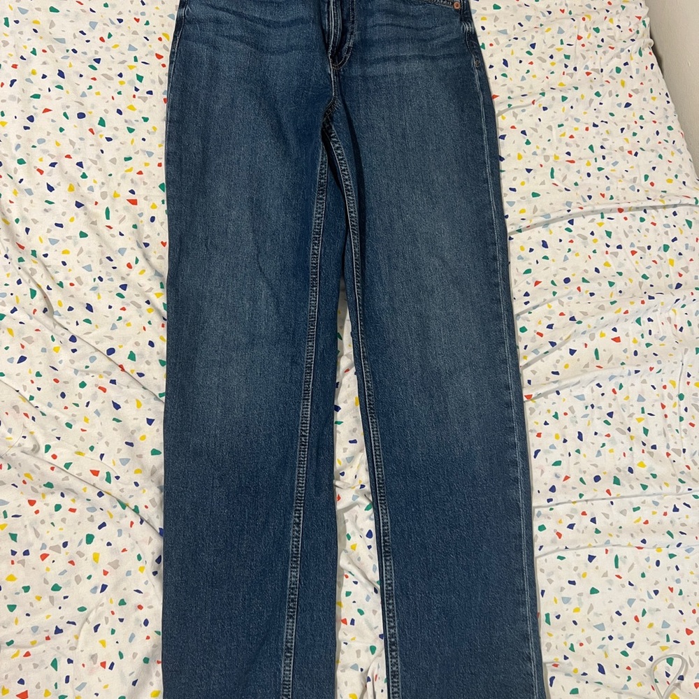 Gap ‘90s Loose High Rise in a size 24”, although it fits more like a 26”